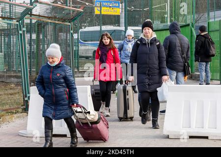 Ukrainians arrive at the Polish border as thousands of refugees from Ukraine enter Poland on March 3, 2022 in Medyka Poland. As the Russian Federation army crossed Ukrainian borders the conflict between Ukraine and Russian is expected to force up to 4 million Ukrainians to flee, over 300 thousand people entered Poland already. The escapees are mainly women and children. (Photo by Dominika Zarzycka/NurPhoto) Stock Photo