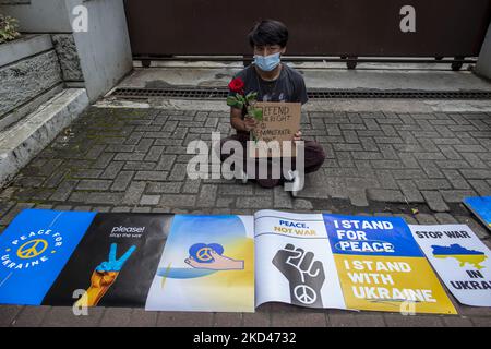 Around 15 people including some Ukrainians in Jakarta protested in front of the Russian embassy, Jakarta. They asked for the war between Russia and Ukraine to end immediately in Jakarta, Indonesia, on 04 March 2022. (Photo by Donal Husni/NurPhoto) Stock Photo