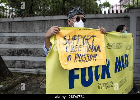 Around 15 people including some Ukrainians in Jakarta protested in front of the Russian embassy, Jakarta. They asked for the war between Russia and Ukraine to end immediately in Jakarta, Indonesia, on 04 March 2022. (Photo by Donal Husni/NurPhoto) Stock Photo