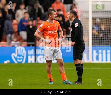 Referee Tim Robinson speaks with Callum Connolly #2 of Blackpool during the Sky Bet Championship match Blackpool vs Luton Town at Bloomfield Road, Blackpool, United Kingdom, 5th November 2022  (Photo by Steve Flynn/News Images) Stock Photo