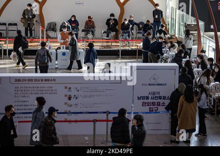 Voters cast their ballots at a polling station on the second of the two-day early voting days for the coming March 09 presidential election on March 05, 2022 in Seoul, South Korea. (Photo by Chris Jung/NurPhoto) Stock Photo