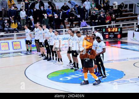 Dolomiti Energia Trentino during the Italian Basketball A Serie Championship Dolomiti Energia Trentino vs Banco di Sardegna Sassari on March 06, 2022 at the BLM Group Arena in Trento, Italy (Photo by Lorena Bonapace/LiveMedia/NurPhoto) Stock Photo