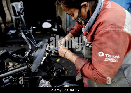 Mistri 2 Sonali Mistri, age 51, only woman two wheeler mechanic of Kolkata ...