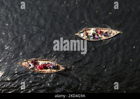 Boats are seen carrying passengers to cross the polluted buriganga river in Dhaka, Bangladesh on March 07, 2022. (Photo by Kazi Salahuddin Razu/NurPhoto) Stock Photo