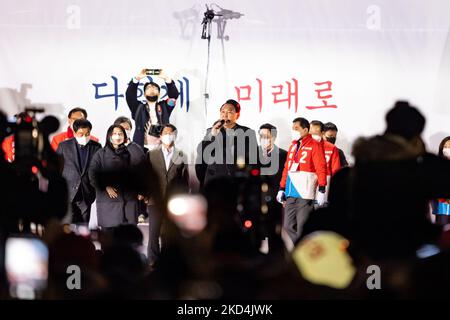 Yoon Suk-yeol(C), the presidential candidate of the main opposition People Power Party, speaks during a campaign stop on March 08, 2022 in Seoul, South Korea. (Photo by Chris Jung/NurPhoto) Stock Photo