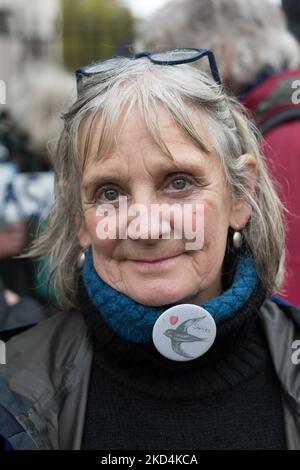 Downing street, London, UK. 5th November 2022. Hannah Bourne-Taylor dress like swifts birds led a partitions for all new building regulations for swifts birds bricks. Stock Photo