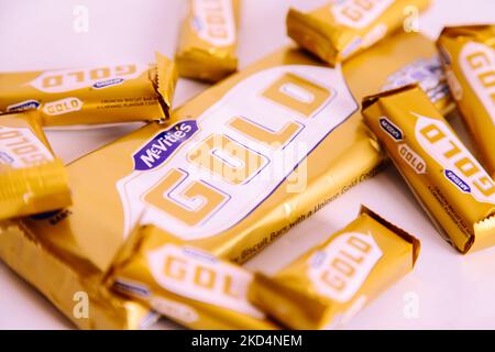 Single McVities Gold Bar unwrapped - golden chocolate bar snack treats  without wrapper isolated on black background Stock Photo - Alamy