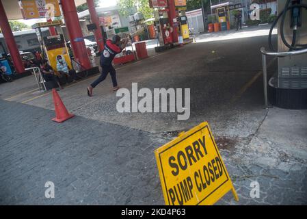 Fuel station workers play cricket after closing down their station, following delays to fuel distribution in the country. A severe dearth of fuel both diesel and petrol were observed in the country as a result of foreign exchange crisis Sri Lanka is currently facing in Colombo, Sri Lanka March 10, 2022 (Photo by Akila Jayawardana/NurPhoto) Stock Photo