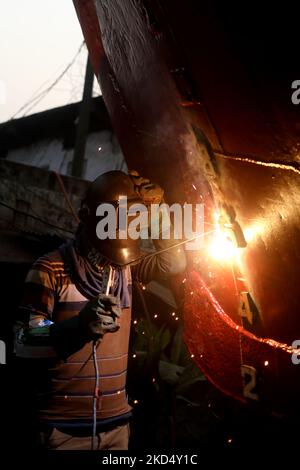 A laborer works at a shipyard on the bank of the Buriganga River in Dhaka, Bangladesh on March 11, 2022. (Photo by Syed Mahamudur Rahman/NurPhoto) Stock Photo