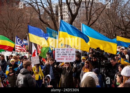 Ukrainian flags fly over the crowd during a vigil at the White House for those killed in Ukraine. Hundreds of people gathered to remember the victims of the ongoing Russian war and honor their lives. The event was sponsored by United Help Ukraine and Ukrainian American Activists, both U.S.-based assistance and advocacy organizations. (Photo by Allison Bailey/NurPhoto) Stock Photo