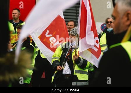 about 100 security staffs take part in protest and demand better working condition and increase wages at Office of the Federal Ministry of the Interior in Bonn, Germany on March 14, 2022 (Photo by Ying Tang/NurPhoto) Stock Photo