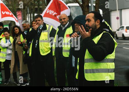 about 100 security staffs take part in protest and demand better working condition and increase wages at Office of the Federal Ministry of the Interior in Bonn, Germany on March 14, 2022 (Photo by Ying Tang/NurPhoto) Stock Photo