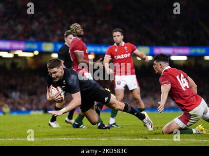 New Zealand's Jordie Barrett scores their side's seventh try of the game during the Autumn International match at the Principality Stadium, Cardiff. Picture date: Saturday November 5, 2022. Stock Photo