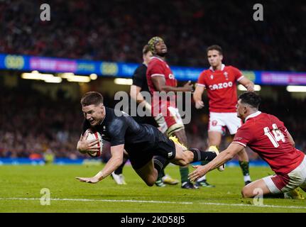 New Zealand's Jordie Barrett scores their side's seventh try of the game during the Autumn International match at the Principality Stadium, Cardiff. Picture date: Saturday November 5, 2022. Stock Photo