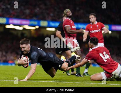 New Zealand's Jordie Barrett scores their side's seventh try of the game during the Autumn International match at the Principality Stadium, Cardiff. Picture date: Saturday November 5, 2022. Stock Photo