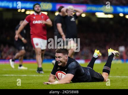 New Zealand's Jordie Barrett scores their side's seventh try of the game during the Autumn International match at the Principality Stadium, Cardiff. Picture date: Saturday November 5, 2022. Stock Photo