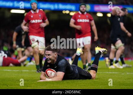 New Zealand's Jordie Barrett scores their side's seventh try of the game during the Autumn International match at the Principality Stadium, Cardiff. Picture date: Saturday November 5, 2022. Stock Photo