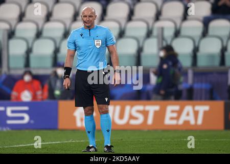 Referee Szymon Marciniak during the UEFA Champions League Round Of Sixteen Leg Two match between Juventus and Villarreal CF at Juventus Stadium on March 16, 2022 in Turin, Italy. (Photo by Jose Breton/Pics Action/NurPhoto) Stock Photo