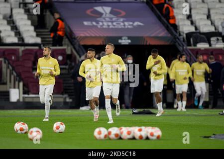 Sevilla squad warms up during the UEFA Europa League match between West Ham United and Sevilla FC at the London Stadium, Stratford on Thursday 17th March 2022. (Photo by Federico Maranesi/MI News/NurPhoto) Stock Photo
