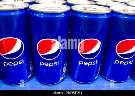 Pepsi cans are seen at the shop in this illustration photo taken in Krakow, Poland, on March 18, 2022. (Photo by Jakub Porzycki/NurPhoto) Stock Photo