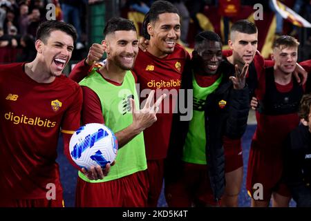 Players of AS Roma celebrate the victory during the Serie A match between AS Roma and SS Lazio at Stadio Olimpico, Rome, Italy on 20 March 2022. (Photo by Giuseppe Maffia/NurPhoto) Stock Photo