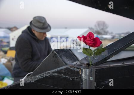 German pianist of Italian descent Davide Martello known as Klavierkunst performs in Medyka, at the Ukrainian Polish border crossing of Medyka Shehyni. The musician, an artist plays grand piano near the Ukrainian border for the arriving war refugees from Ukraine in front of the tents and the buses that get them to relocate. Thousands of civilian refugees cross the Ukrainian-Polish border daily due to the Russian invasion of Ukraine. Medyka, Poland on March 14, 2022 (Photo by Nicolas Economou/NurPhoto) Stock Photo