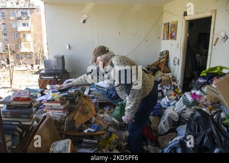 A view of a damaged flat by Russian shelling in Kyiv, Ukraine on March 21, 2022. Oleksandr, owner of destroyed apartment, collect his belongings amid the rubble of a building in one of the residential district of Kyiv, Ukraine. (Photo by Maxym Marusenko/NurPhoto) Stock Photo