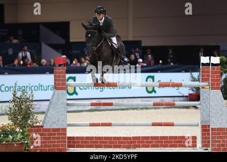 Verona, Italy. 04th Nov, 2022. Simon DELESTRE of France riding Dexter Fontenis Z wins the Kask competition as part of the FEI Jumping World Cup 2022 at the Pala Volkswagen on November 4th 2022 in Verona, Italy Credit: Mickael Chavet/Alamy Live News Stock Photo