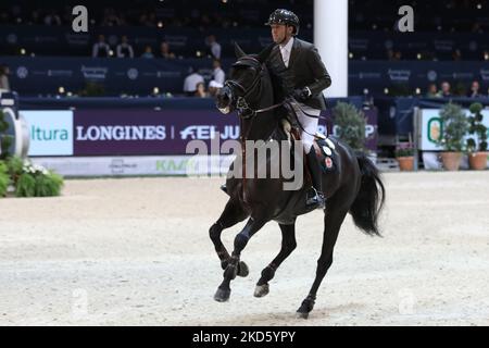 Verona, Italy. 04th Nov, 2022. Simon DELESTRE of France riding Dexter Fontenis Z wins the Kask competition as part of the FEI Jumping World Cup 2022 at the Pala Volkswagen on November 4th 2022 in Verona, Italy Credit: Mickael Chavet/Alamy Live News Stock Photo