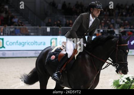 Verona, Italy. 04th Nov, 2022. Simon DELESTRE of France riding Dexter Fontenis Z wins the Kask competition as part of the FEI Jumping World Cup 2022 at the Pala Volkswagen on November 4th 2022 in Verona, Italy Credit: Mickael Chavet/Alamy Live News Stock Photo