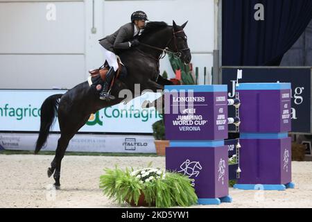 Verona, Italy. 04th Nov, 2022. Simon DELESTRE of France riding Dexter Fontenis Z wins the Kask competition as part of the FEI Jumping World Cup 2022 at the Pala Volkswagen on November 4th 2022 in Verona, Italy Credit: Mickael Chavet/Alamy Live News Stock Photo