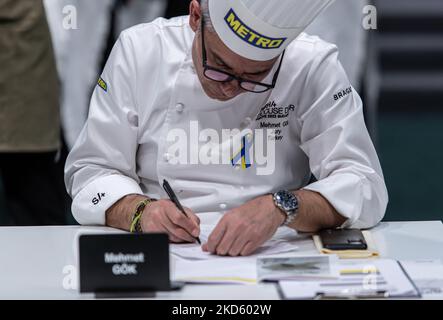 Jury Mehmet Gök from Turkey rates at Bocuse d’Or Europe 2022 - Day 2 on March 24, 2022 in Budapest, Hungary. (Photo by Robert Szaniszló/NurPhoto) Stock Photo