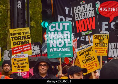 London, UK. 5th November 2022. Protesters at Victoria Embankment. Thousands of people from various groups took part in The People's Assembly Britain is Broken march through Central London demanding a general election, an end to Tory rule, and action on the cost of living and climate crisis. Credit: Vuk Valcic/Alamy Live News Stock Photo