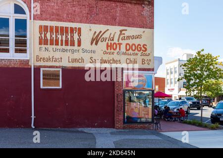 WYTHEVILLE, VA, USA-15 OCTOBER 2022: Skeeter's Restaurant showing painted wall sign and outside seating on sidewalk. Customers dining outside. Stock Photo