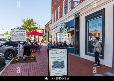 WYTHEVILLE, VA, USA-15 OCTOBER 2022: Edith Bolling Wilson Museum, The Grind Coffee Shop and Skeeter's-customers dining outside. Stock Photo