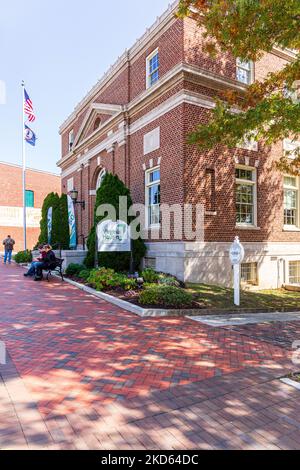 WYTHEVILLE, VA, USA-15 OCTOBER 2022: Southwest Virginia Housing Center, building and sign (Virginia Housing), and four people on brick sidewalk. Stock Photo