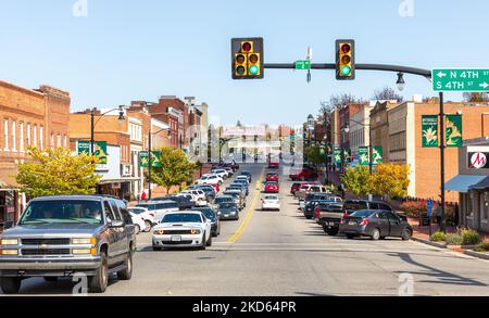 WYTHEVILLE, VA, USA-15 OCTOBER 2022: Wide-angle view of Main Street at 4th showing buildings and street busy with traffic and people. Stock Photo