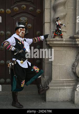 The Chuto Jaujino, a character that integrates the dance of the Tunantada, patrimony of the Nation, originally from Jauja region, poses for a photo in front of the Archbishop's Palace of Lima, in the Plaza De Armas. On Sunday, 27 March 2022, in Lima, Peru. (Photo by Artur Widak/NurPhoto) Stock Photo