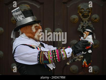 The Chuto Jaujino, a character that integrates the dance of the Tunantada, patrimony of the Nation, originally from Jauja region, poses for a photo in front of the Archbishop's Palace of Lima, in the Plaza De Armas. On Sunday, 27 March 2022, in Lima, Peru. (Photo by Artur Widak/NurPhoto) Stock Photo