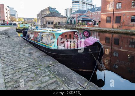 Narrowboat on the waterfront near Granary Wharf, Leeds waterfront, Leeds, West Yorkshire Stock Photo