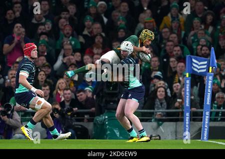 Ireland's Mack Hansen tackles South Africa's Kurt-Lee Arendse during the Autumn International match at the Aviva Stadium, Dublin. Picture date: Saturday November 5, 2022. Stock Photo