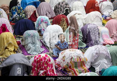 Indonesian Muslim perform the first Tarawih prayer on the first night of the holy month of Ramadan, at At-Taqwa mosque in Bogor, West Java, Indonesia on April 2, 2022. (Photo by Adriana Adie/NurPhoto) Stock Photo
