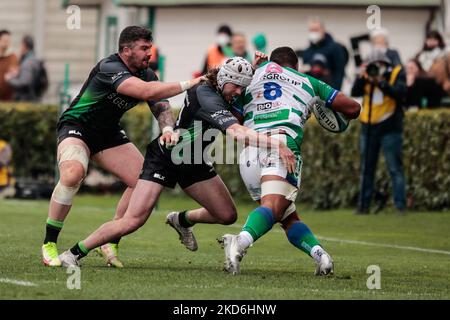 Mack Hansen of Connacht with the ball during the United Rugby ...