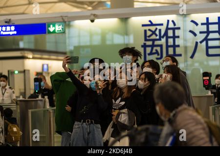 Hong Kong, China, 2 Apr 2022, Travelers and friends pose for a selfie before entering the immigration area of the departure hall in the Hong Kong International Airport. (Photo by Marc Fernandes/NurPhoto) Stock Photo