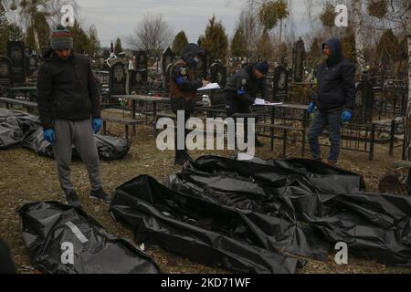 (EDITORS NOTE: Image contains graphic content) Police officers and forensic personnel check to identify the bodies of killed people, who were brought to the cemetery in Bucha, northwest of Kyiv, Ukraine, 06 April 2022. (Photo by Oleg Pereverzev/NurPhoto) Stock Photo