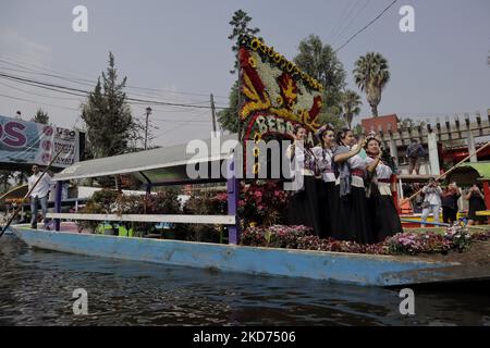 Representatives of La Flor Más Del Ejido in Xochimilco, Mexico City, aboard a canoe decorated with flowers during a tour of the Embarcadero Nuevo de Nativitas on the occasion of this contest, which aims to highlight the diversity of native women of this municipality, as well as to preserve and highlight the origins of the people who still preserve their customs and traditions. (Photo by Gerardo Vieyra/NurPhoto) Stock Photo