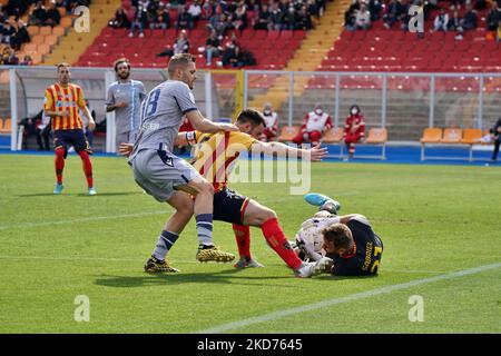 Mattia Finotto (Spal) and Fabio Lucioni Gabriel (US Lecce) during the Italian soccer Serie B match US Lecce vs SPAL on April 09, 2022 at the Stadio Via del Mare in Lecce, Italy (Photo by Emmanuele Mastrodonato/LiveMedia/NurPhoto) Stock Photo