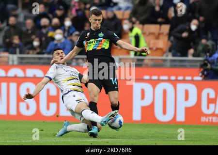 Ivan Perisic of FC Internazionale competes for the ball with Bosko Sutalo of Hellas Verona FC during the Serie A 2021/22 football match between FC Internazionale and Hellas Verona FC at Giuseppe Meazza Stadium, Milan, Italy on April 09, 2022 (Photo by Fabrizio Carabelli/LiveMedia/NurPhoto) Stock Photo