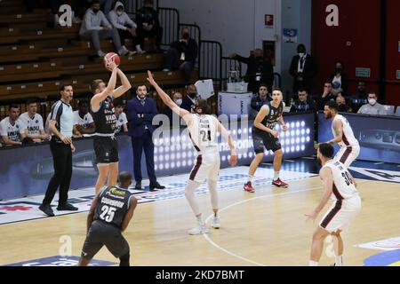 Tres Tinkle (Vanoli Cremona) during the Italian Basketball A Serie Championship Vanoli Basket Cremona vs Bertram Derthona Tortona on aprile 10, 2022 at the PalaRadi in Cremona, Italy (Photo by Matteo Casoni/LiveMedia/NurPhoto) Stock Photo