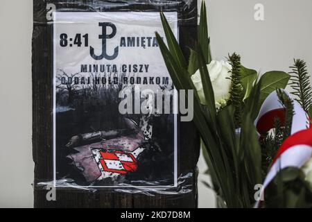 A poster commemorating the 12th anniversary of the presidential plane crash near Smolensk is seen by the Cross of Katyn in Krakow, Poland on April 11th, 2022. On 10 April 2010, a Tupolev Tu-154 aircraft of the Polish Air Force crashed near the city of Smolensk, Russia, killing all 96 people on board. Among the victims were the President of Poland Lech Kaczyski and his wife Maria Kaczynska. In a view promoted by Antoni Macierewicz, a close ally of Jaroslaw Kaczynski, the crash was caused by explosion. (Photo by Beata Zawrzel/NurPhoto) Stock Photo